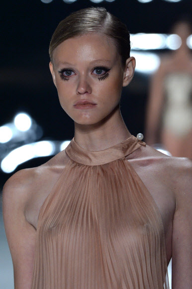 2일(현지시간) 브라질 상파울루에서 진행된 상파울루 패션위크에서 여성 모델이 디자이너 아드리아나 디그리(Adriana Degreas)의 2015 여름 컬렉션을 선보이고 있다.ⓒ AFPBBNews=News1