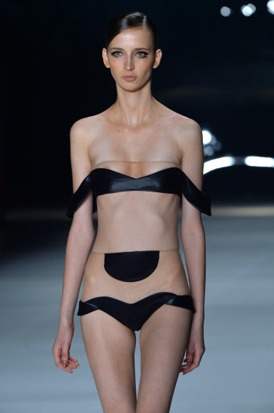 2일(현지시간) 브라질 상파울루에서 진행된 상파울루 패션위크에서 여성 모델이 디자이너 아드리아나 디그리(Adriana Degreas)의 2015 여름 컬렉션을 선보이고 있다.ⓒ AFPBBNews=News1