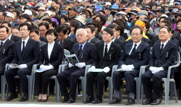 국가추념일 지정 이후 처음으로 3일 오전 제주도 제주 4·3 평화공원 위령제단에서 열린 제66주년 4·3희생자 추념식에서 정홍원 총리를 비롯한 각 당 대표들이 함께 자리하고 있다. 오른쪽부터 정총리, 황우여 새누리당 대표, 안철수-김한길 새정치민주연합 공동대표, 이정희 통합진보당 대표, 천호선 정의당 대표. 연합뉴스