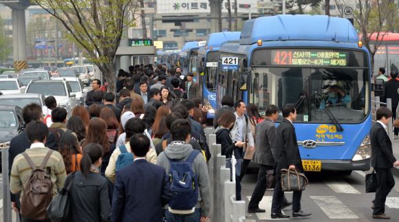 지하철 4호선 회송 열차 탈선 사고가 발생한 3일 오전 서울역 앞 버스환승센터가 지하철 대신 버스를 이용해 출근과 등교하려는 시민들로 북적이고 있다. 손형준 기자 boltagoo@seoul.co.kr 