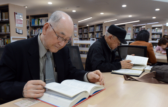 서울도서관 1층 열람실에서 책을 읽고 있는 노인들. 최근 도서관을 찾는 시니어들이 부쩍 늘어 새로운 노후문화로 정착될 것인지 관심이 모인다.  도준석 기자 pado@seoul.co.kr