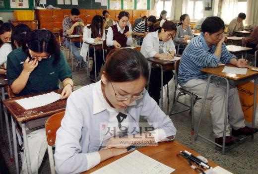 공무원시험을 치르고 있는 수험생들. 서울신문 포토라이브러리