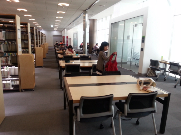 세종도서관 지상 2층 성인 열람실.