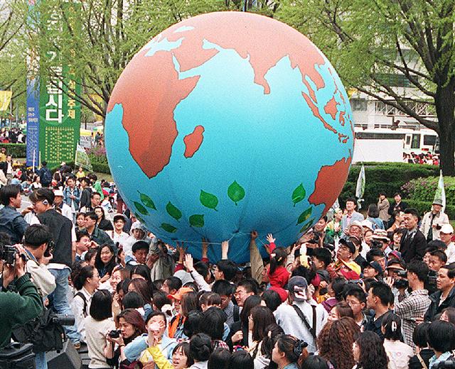 대중교통 이용을 강요하는 것만으로는 지구환경을 지킬 수 없다. ‘성장 지상주의’를 버리고 이산화탄소 배출을 줄이는 더 포괄적이고 강력한 방식이 필요하다. 사진은 서울 시민들이 지구의 날 행사에 참여한 모습. 서울신문 포토라이브러리
