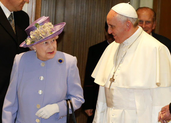 이탈리아를 방문한 엘리자베스 2세 영국 여왕이 3일(현지시간) 바티칸에서 프란치스코 교황을 만나 대화를 나누고 있다. 조르조 나폴리타노 대통령의 초청을 받은 엘리자베스 2세 여왕은 하루 일정으로 이탈리아를 방문해 5시간 동안 머물렀다. 바티칸 AP 연합뉴스