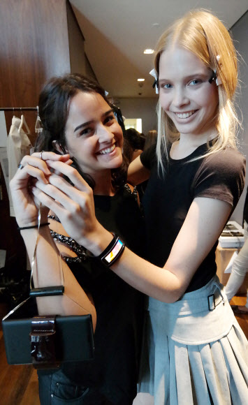 런웨이 오른 기어핏  3일(현지시간) 브라질 상파울루에서 열린 패션쇼에 등장한 모델들이 삼성전자의 갤럭시S5 전용 핸드백과 기어핏 전용 팔찌를 뽐내고 있다. <br>삼성전자 제공