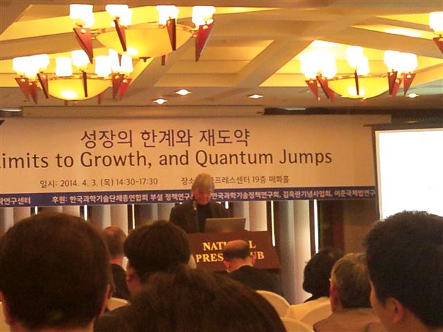 미래학자인 짐 데이토 미국 하와이대 교수가 지난 3일 서울 중구 한국프레스센터에서 열린 ‘성장의 한계와 재도약’ 심포지엄에서 한국의 미래에 대해 강연하고 있다.