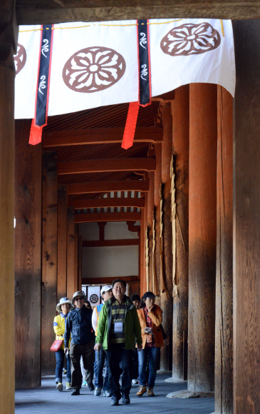 일본 나라(奈良)현에 있는 세계문화유산인 호류지(法隆寺)는 본당 주변이 회랑(回廊)으로 둘러싸여 전형적인 백제의 사찰양식을 보여 준다.