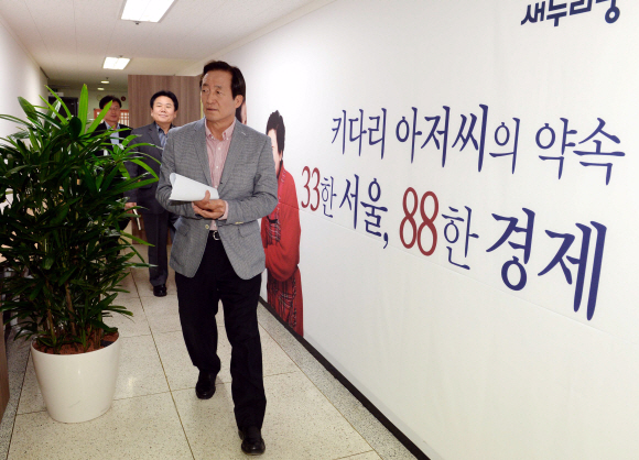 정몽준 새누리당 서울시장 예비 후보가 6일 여의도 용산빌딩에 있는 선거 사무실에서 기자회견을 하기 위해 걸어가고 있다. 이호정 기자 hojeong@seoul.co.kr