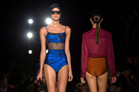 9일(현지시간) 브라질 리오 데 자네이루에서 진행된 브라질 패션위크에서 여성 모델이 브라질 브랜드인 오스클렌(Osklen)의 2015 여름 컬렉션을 선보이고 있다.ⓒ AFPBBNews=News1