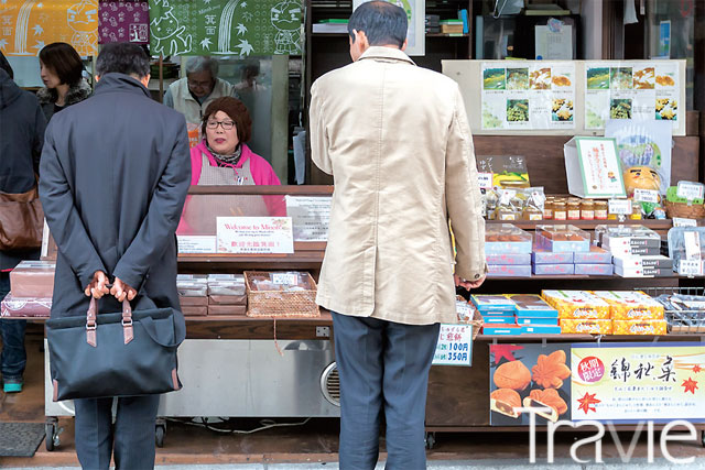 오사카부 미노에서만 만날 수 있는 모미지 덴푸라를 구경하는 사람들
