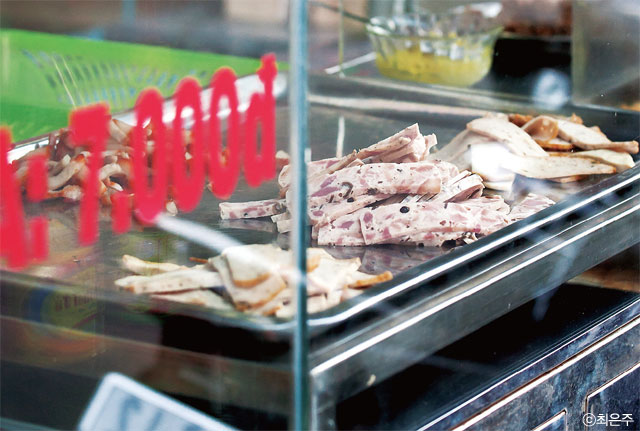 바게트 빵 사이에 각종 고기와 야채를 넣어 먹는 베트남식 샌드위치 ‘반미’