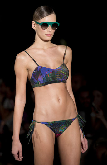 9일(현지시간) 브라질 리오 데 자네이루에서 진행된 브라질 패션위크에서 여성 모델이 브라질 브랜드인 오스클렌(Osklen)의 2015 여름 컬렉션을 선보이고 있다. AP/뉴시스