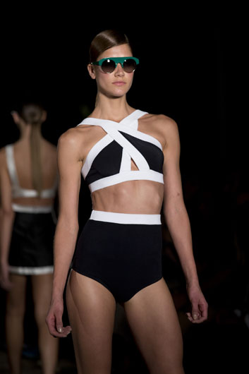 9일(현지시간) 브라질 리오 데 자네이루에서 진행된 브라질 패션위크에서 여성 모델이 브라질 브랜드인 오스클렌(Osklen)의 2015 여름 컬렉션을 선보이고 있다. AP/뉴시스