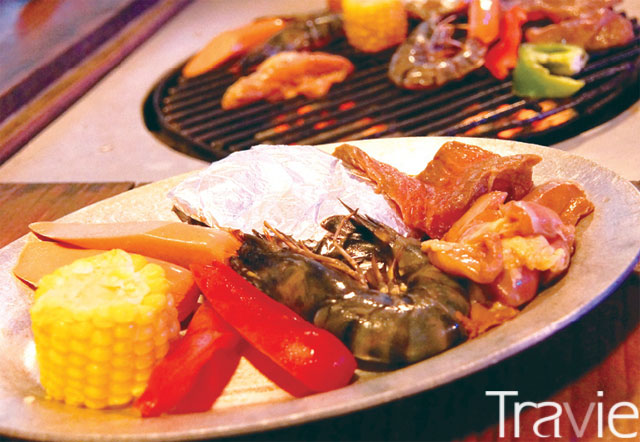 한국의 번개탄 바비큐가 연상되는 그릴에서 노릇노릇 익힌 닭고기는 감칠맛이 난다