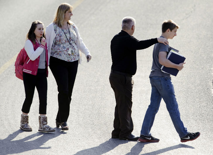 지난 9일(현지시간) 미국 프랭클린 리저널 고등학교에서 벌어진 흉기 난동 사건이 일어나 보호자들이 학생들을 안전한 곳으로 대피시키고 있다. AP/뉴시스