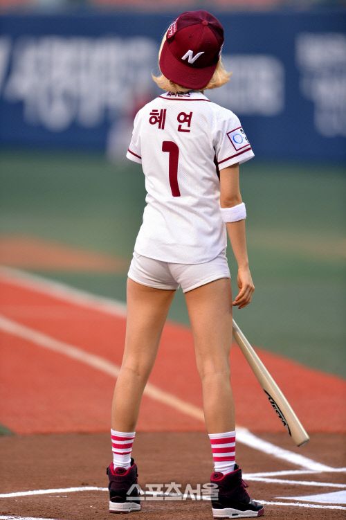 베스티 리더 혜연이 타석에 들어서 시타준비를 하고 있다.