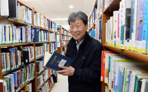 서울 송파도서관에서 8년째 책을 보고 있는 박춘씨가 3층 서가에서 이조실록을 펴들고 있다.  정연호 기자 tpgod@seoul.co.kr
