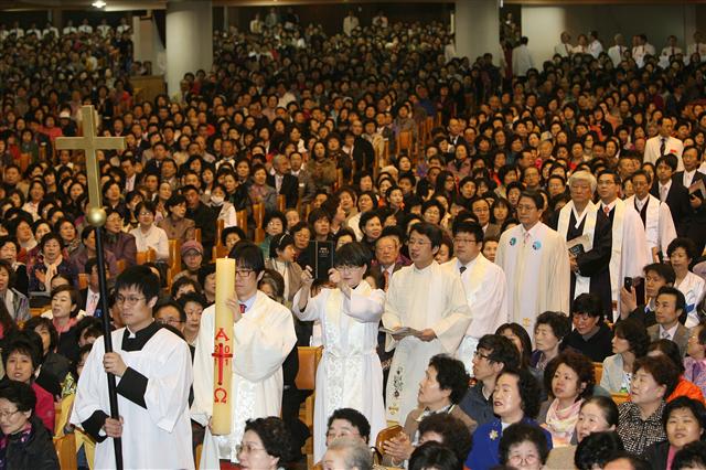 사진은 2011년 서울 여의도순복음교회에서 열린 한국 교회 부활절 연합예배.<br>서울신문 포토라이브러리