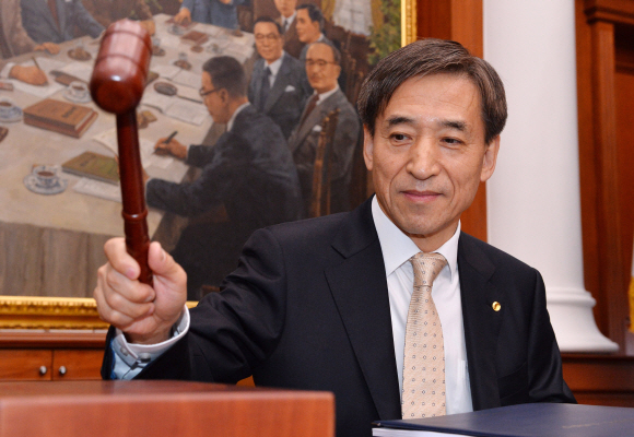 이주열 한국은행 총재가 10일 서울 중구 남대문로 한은 본관에서 총재 취임 이후 첫 금융통화위원회를 주재하면서 의사봉을 두드리고 있다. 박지환 기자 popocar@seoul.co.kr