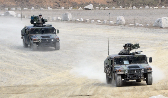 11일 경기도 포천 영중면 로드리게스 훈련장에서 열린 한미 제병협동 실사격 훈련에서 미군의 험비차량이 훈련을 마치고 복귀하고 있다.  정연호 기자 tpgod@seoul.co.kr