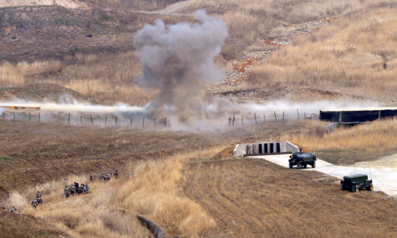 11일 경기도 포천 영중면 로드리게스 훈련장에서 열린 한미 제병협동 실사격 훈련에서 미군의 보병이 한국군의 K-1전차등의 엄호를 받으며 이동하고 있다. 정연호 기자 tpgod@seoul.co.kr