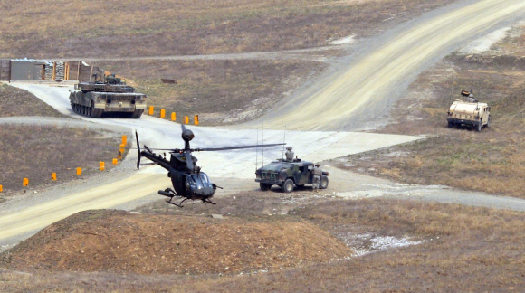 11일 경기도 포천 영중면 로드리게스 훈련장에서 열린 한미 제병협동 실사격 훈련에서 미군의 무장정찰헬기 카이오와가 한국군의 K-1전차와 함께 합동사격을 하고 있다. 정연호 기자 tpgod@seoul.co.kr