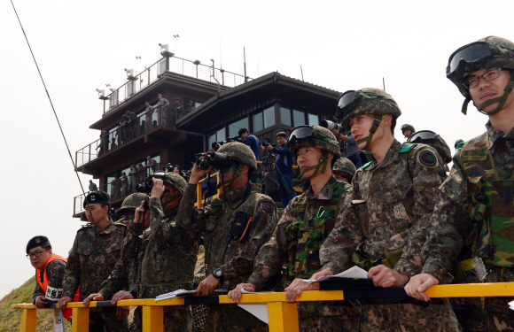 11일 경기도 포천 영중면 로드리게스 훈련장에서 열린 한미 제병협동 실사격 훈련에서 한국군과 미군이 훈련장면을 지켜보고 있다.  정연호 기자 tpgod@seoul.co.kr