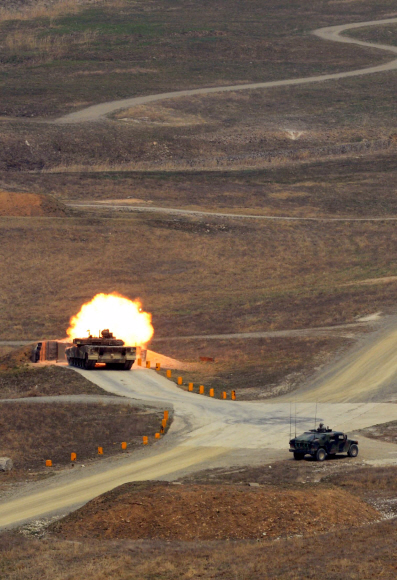 11일 경기도 포천 영중면 로드리게스 훈련장에서 열린 한미 제병협동 실사격 훈련에서 한국군의 K-1전차와 미군의 험비차량 등이 합동사격훈련을 하고 있다. 정연호 기자 tpgod@seoul.co.kr