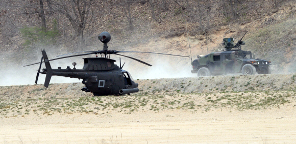 11일 경기도 포천 영중면 로드리게스 훈련장에서 열린 한미 제병협동 실사격 훈련에서 미군의 험비차량이 카이오와 헬기 옆으로 복귀하고 있다. 정연호 기자 tpgod@seoul.co.kr