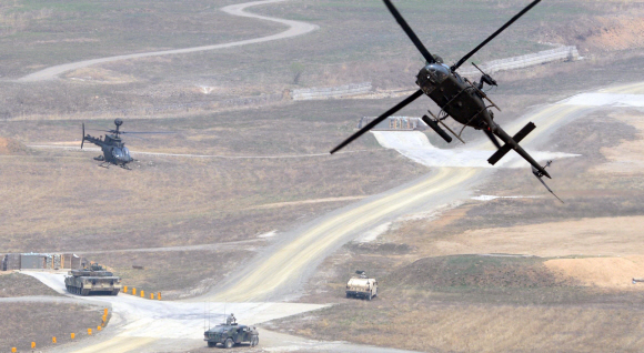 11일 경기도 포천 영중면 로드리게스 훈련장에서 열린 한미 제병협동 실사격 훈련에서 미군의 무장정찰헬기 카이오와가 한국군의 K-1전차와 함께 합동사격을 하고 있다. 정연호 기자 tpgod@seoul.co.kr