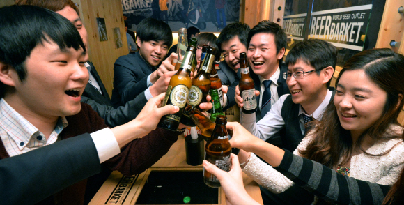 지난 10일 오후 서울 중구 무교동의 한 맥줏집에서 회식에 참석한 직장인들이 각자의 취향대로 고른 맥주로 건배를 하고 있다. 박지환 기자 popoca@seoul.co.kr