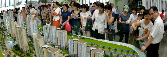 시민들이 모델하우스에서 분양예정인 아파트 모형을 바라보고 있다.(자료사진)