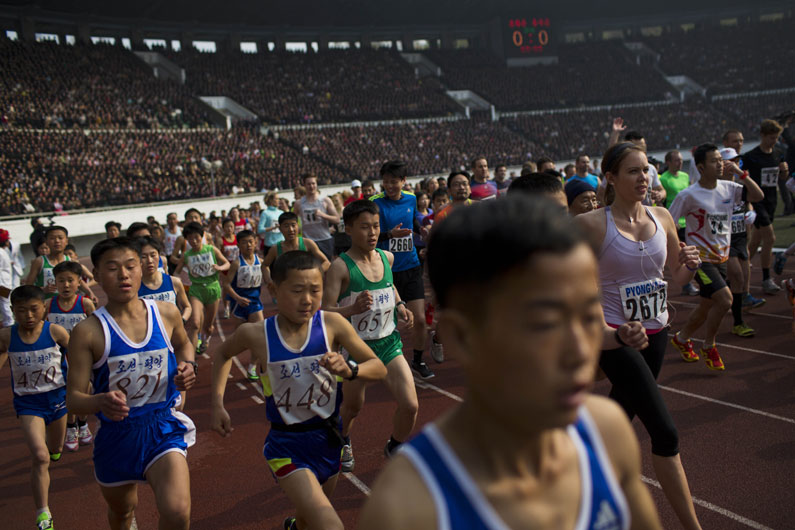 北 만경대상마라톤 외국인 관광객 200여명 참가  ‘만경대상 국제마라톤 대회’ 참가자들이 13일 북한 평양시내를 달리고 있다. 올해로 27회째를 맞는 이 대회는 지난해까지 선수들만 대상으로 풀코스를 실시했지만 올해부터 하프코스와 10㎞ 코스가 추가되면서 처음으로 외국인 관광객 200여명이 참가했다.<br>AP/뉴시스