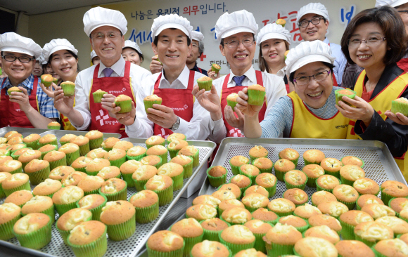 제빵 봉사활동에 참여한 헌법재판소 직원들이 14일 서울 종로구 숭인동 대한적십자사 종로·중구 희망나눔봉사센터에서 만든 빵을 들어 보이고 있다. 이날 만든 빵은 아동복지시설인 혜심원과 종로의 노인복지센터 등 취약계층에 전달된다. 손형준 기자 boltagoo@seoul.co.kr