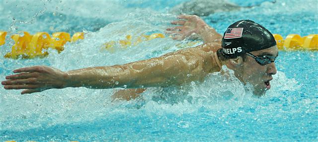 역대 하계올림픽에서 모든 종목을 통틀어 가장 많은 메달(22개)을 따낸 ‘수영 황제’ 마이클 펠프스(29·미국)가 25일부터 애리조나주 메사에서 열리는 아레나 그랑프리 대회를 통해 현역 복귀한다. 사진은 2008년 베이징올림픽 남자 혼계영 400m 결선에서 힘차게 물살을 가르는 모습. 연합뉴스 