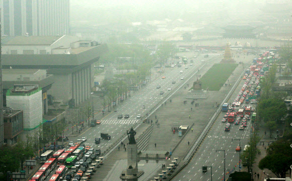 서울 미세먼지 농도가 ‘나쁨’ 단계까지 상승한 16일 오전 중구 프레스센터에서 바라본 광화문 일대가 뿌연 먼지로 뒤덮여 있다.  연합뉴스