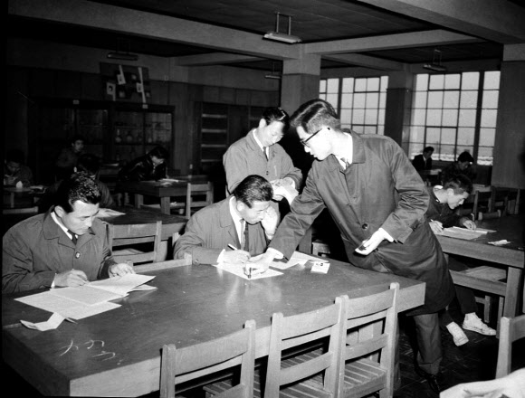 1966년 확인 도장 찍는 감독관