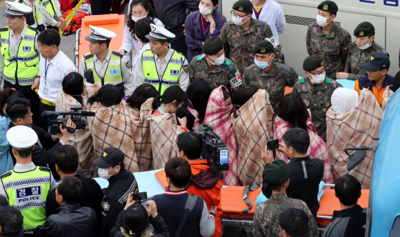세월호에서 구조된 승객들이 담요로 몸을 감싼 채 배에서 내려 이동하고 있다. 진도 연합뉴스