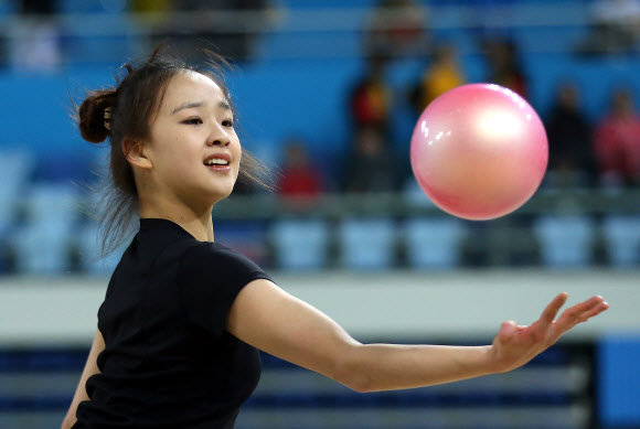 리듬체조 손연재가 2014 인천국제체조대회를 이틀 앞둔 17일 오후 인천 남동체육관에서 볼 연기 연습을 하고 있다.  연합뉴스