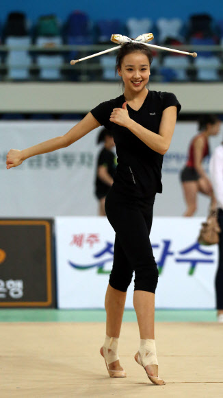 리듬체조 손연재가 2014 인천국제체조대회를 이틀 앞둔 17일 오후 인천 남동체육관에서 곤봉 연습을 하고 있다.  연합뉴스