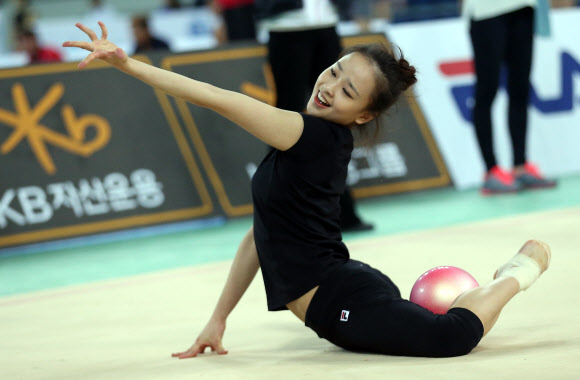 리듬체조 손연재가 2014 인천국제체조대회를 이틀 앞둔 17일 오후 인천 남동체육관에서 볼 연기 연습을 하고 있다.  연합뉴스