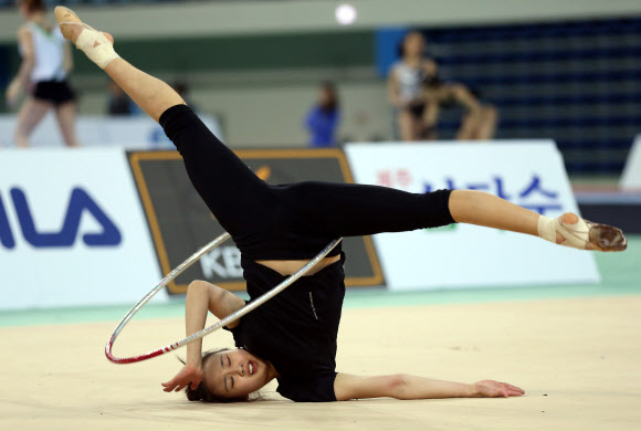 리듬체조 손연재가 2014 인천국제체조대회를 이틀 앞둔 17일 오후 인천 남동체육관에서 후프 연기 연습을 하고 있다.  연합뉴스