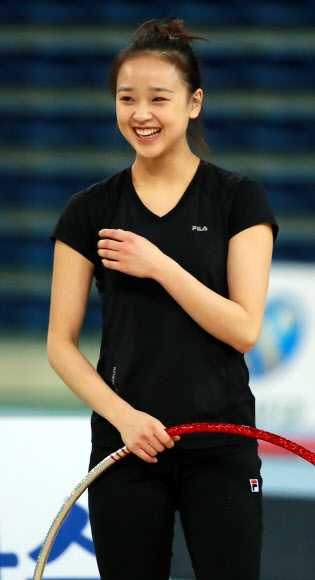 리듬체조 손연재가 2014 인천국제체조대회를 이틀 앞둔 17일 오후 인천 남동체육관에서 훈련 도중 미소를 짓고 있다.  연합뉴스