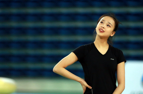 리듬체조 손연재가 2014 인천국제체조대회를 이틀 앞둔 17일 오후 인천 남동체육관에서 훈련 도중 먼 곳을 바라보고 있다.  연합뉴스