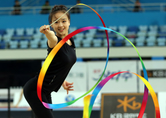 리듬체조 손연재가 2014 인천국제체조대회를 이틀 앞둔 17일 오후 인천 남동체육관에서 리본 연기 연습을 하고 있다.  연합뉴스