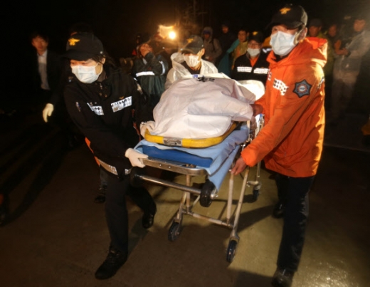 ‘세월호’ 침몰 사흘째인 18일 새벽 119구조대원들이 사고해역에서 인양돼 전남 진도군 팽목항으로 옮겨진 사망자 시신을 이송하고 있다.
