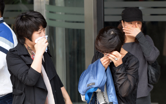 18일 단원고 학생들의 빈소가 차려진 고려대 안산병원에서 조문객들이 눈물을 훔치고 있다.  박지환 기자 popocar@seoul.co.kr