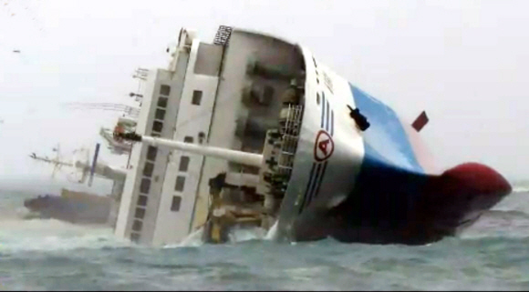 세월호를 국내 해운사에 판매한 일본 회사가 운영했던 여객선 아리아케호가 2009년 11월 일본 미에현 앞바다에서 좌초되고 있는 모습. 이 여객선의 좌초 원인은 부실한 화물 적재로 드러났다.  SBS 화면 캡처