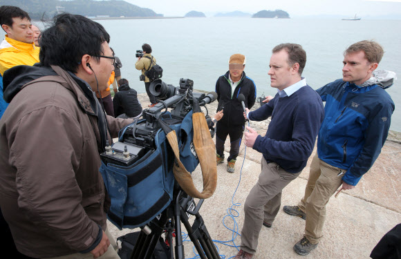 영국 잠수함 좀 보내주세요